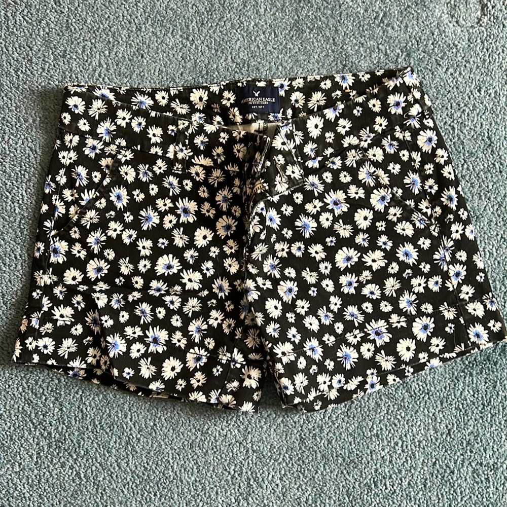 American Eagle Outfitters (AEO) Daisy Printed Women’s Short Shorts